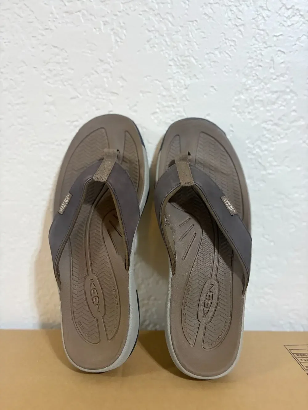 KEEN Men's Kona Flip Flop Sandals Size 9.5 Java Dark Earth Leather Open Box